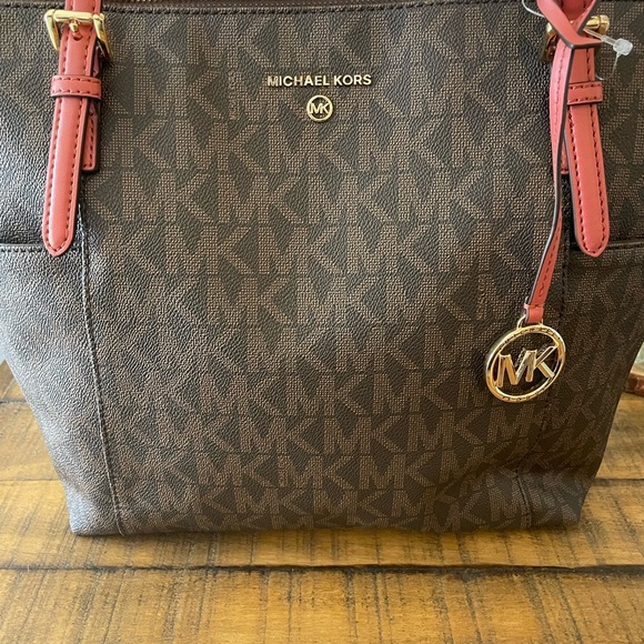 SOLD-MICHAEL Michael Kors Jet Set Charm - Picture 11 of 15